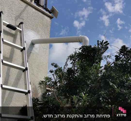 צינור אטום בקיר עם חומר איטום לבן